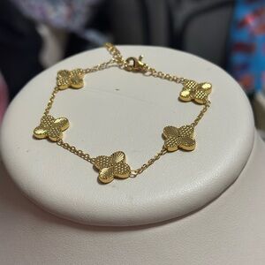 Chic Gold Clover Bracelet